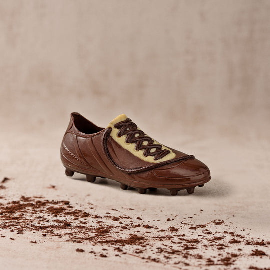 Fußballschuh aus Vollmilch- und weißer Schokolade mit Schnürsenkeln und Stollen