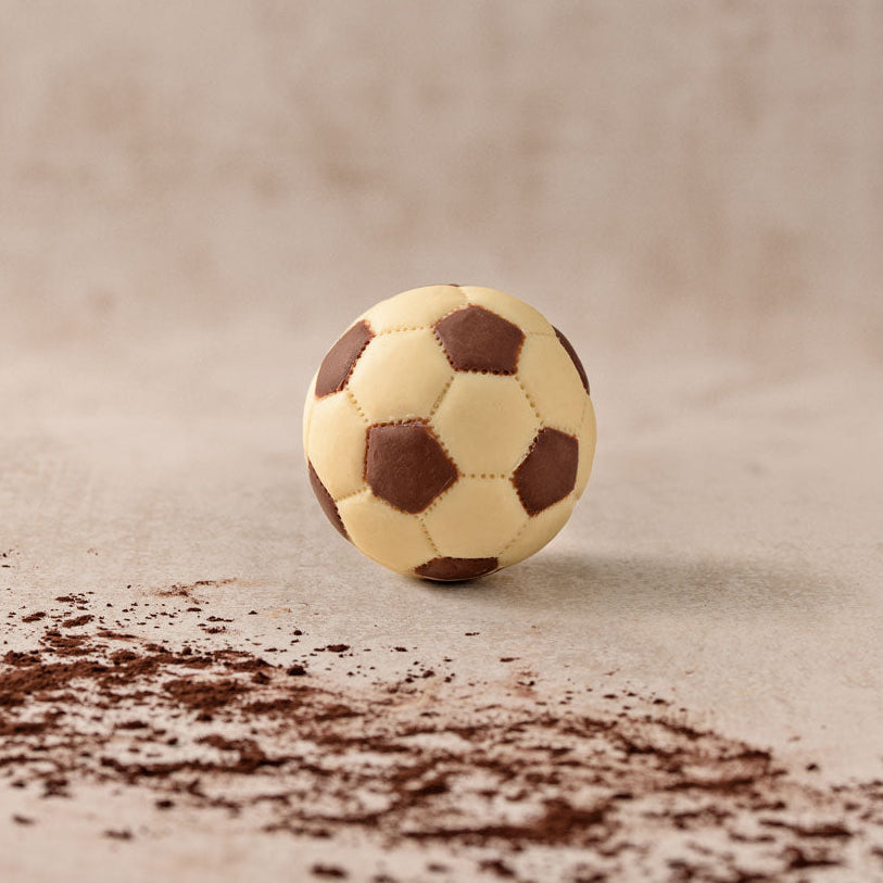 Fußball aus Weibe und zartbitter Schokolade hadgemacht 