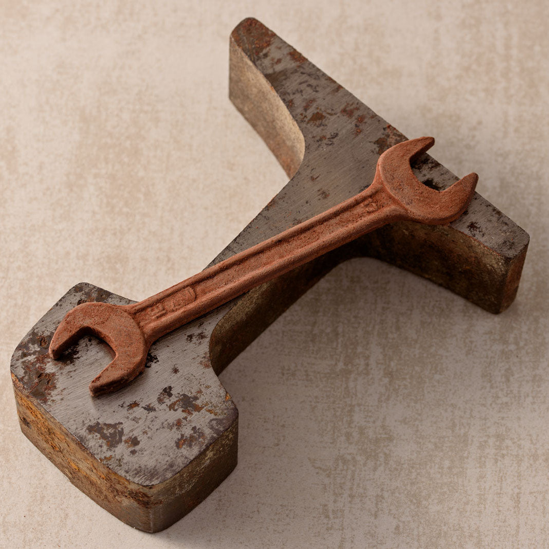 Gabelschluessel-klein-aus-Zartbitter-Schokoladedetail