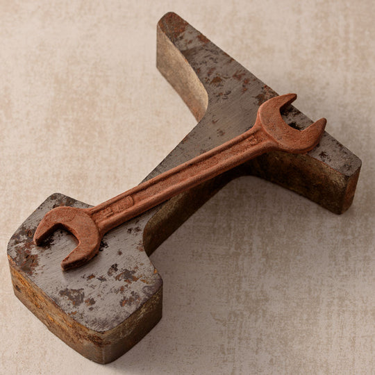 Gabelschluessel-klein-aus-Zartbitter-Schokoladedetail