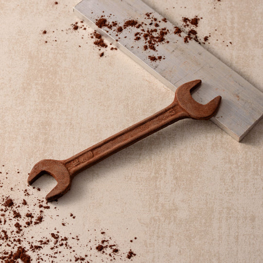 Gabelschluessel-klein-aus-Zartbitter-Schokoladedetail