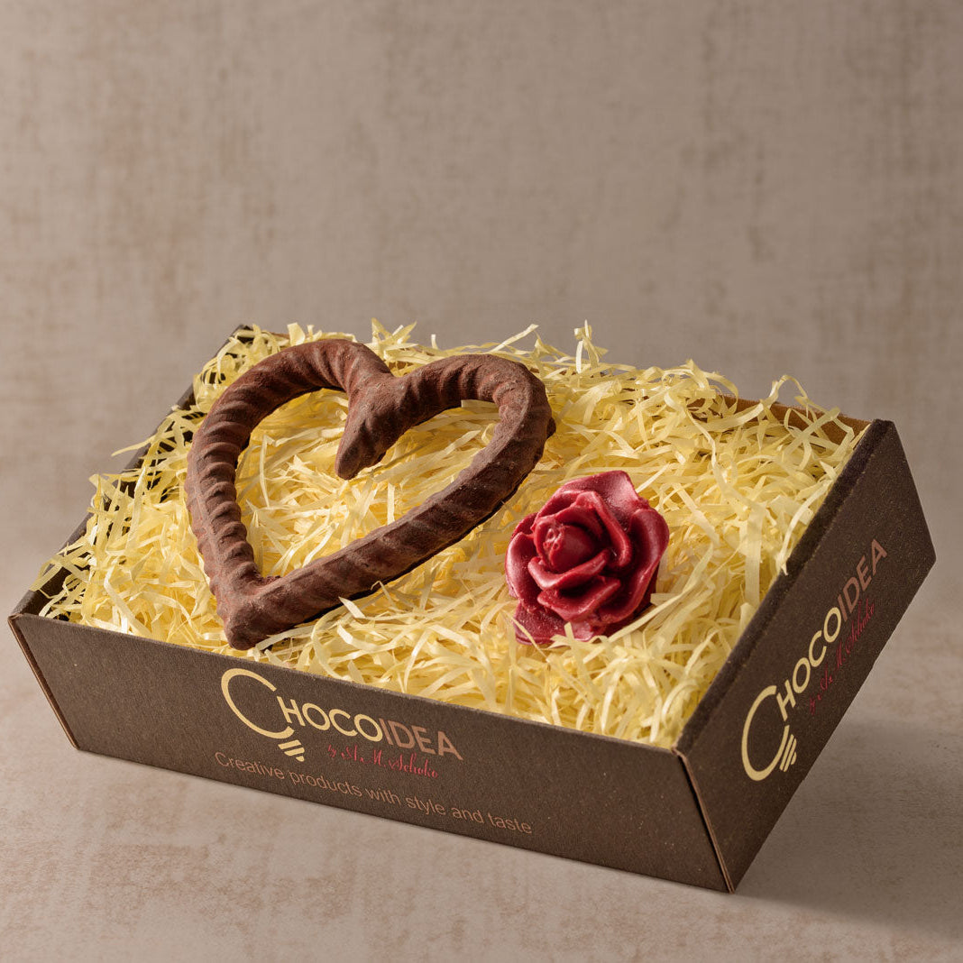 Geschenkset-aus-schokolade-liebe-mit-eisenstangeherz-und-rose