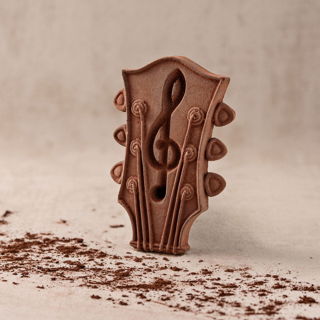 Gitarrengrif aus zartbitter schokolade
