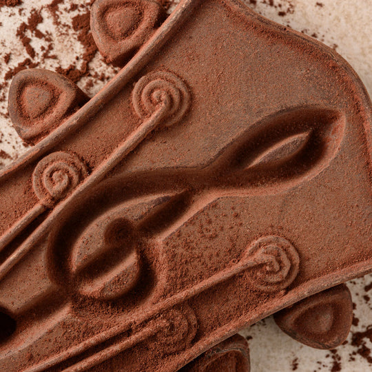 Gitarrengriff-aus-zartbitter-schokolade-detail