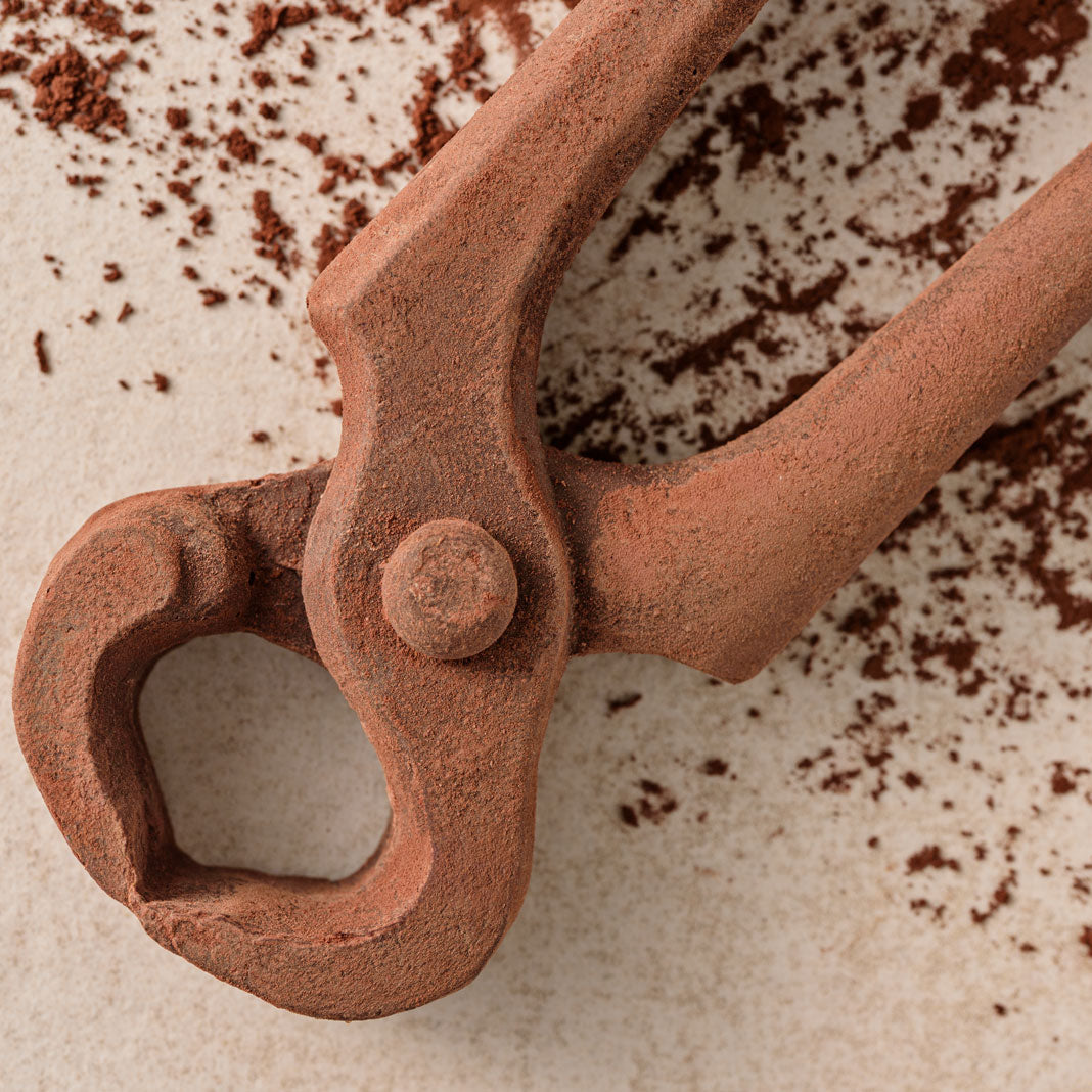 Kneifzange-aus-zartbitter-schokolade-detail