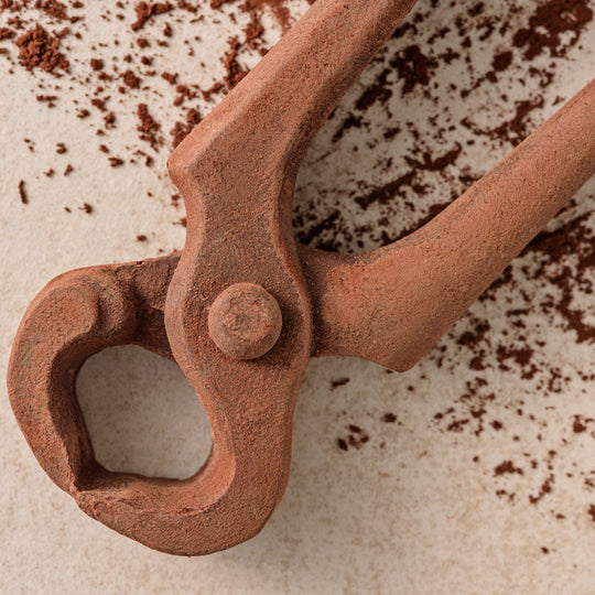 Kneifzange-aus-zartbitter-schokolade-detail