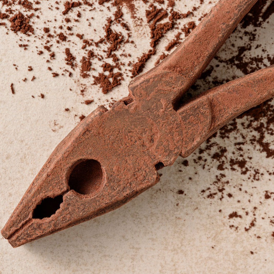 Kombizange-aus-zartbitter-schokolade-detail
