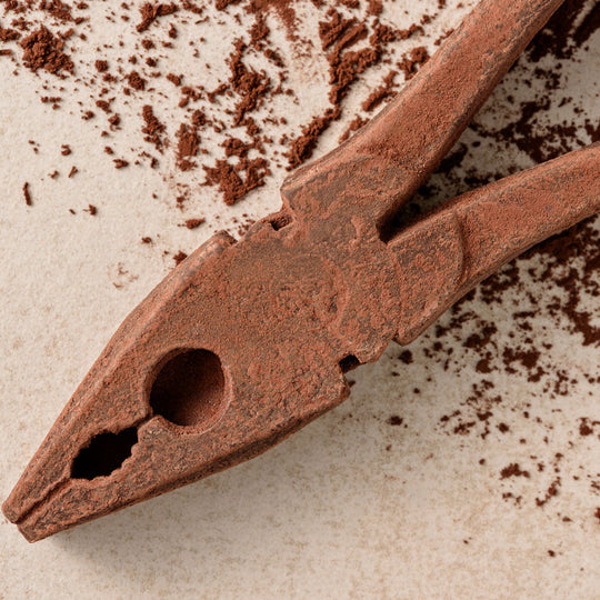 Kombizange-aus-zartbitter-schokolade-detail