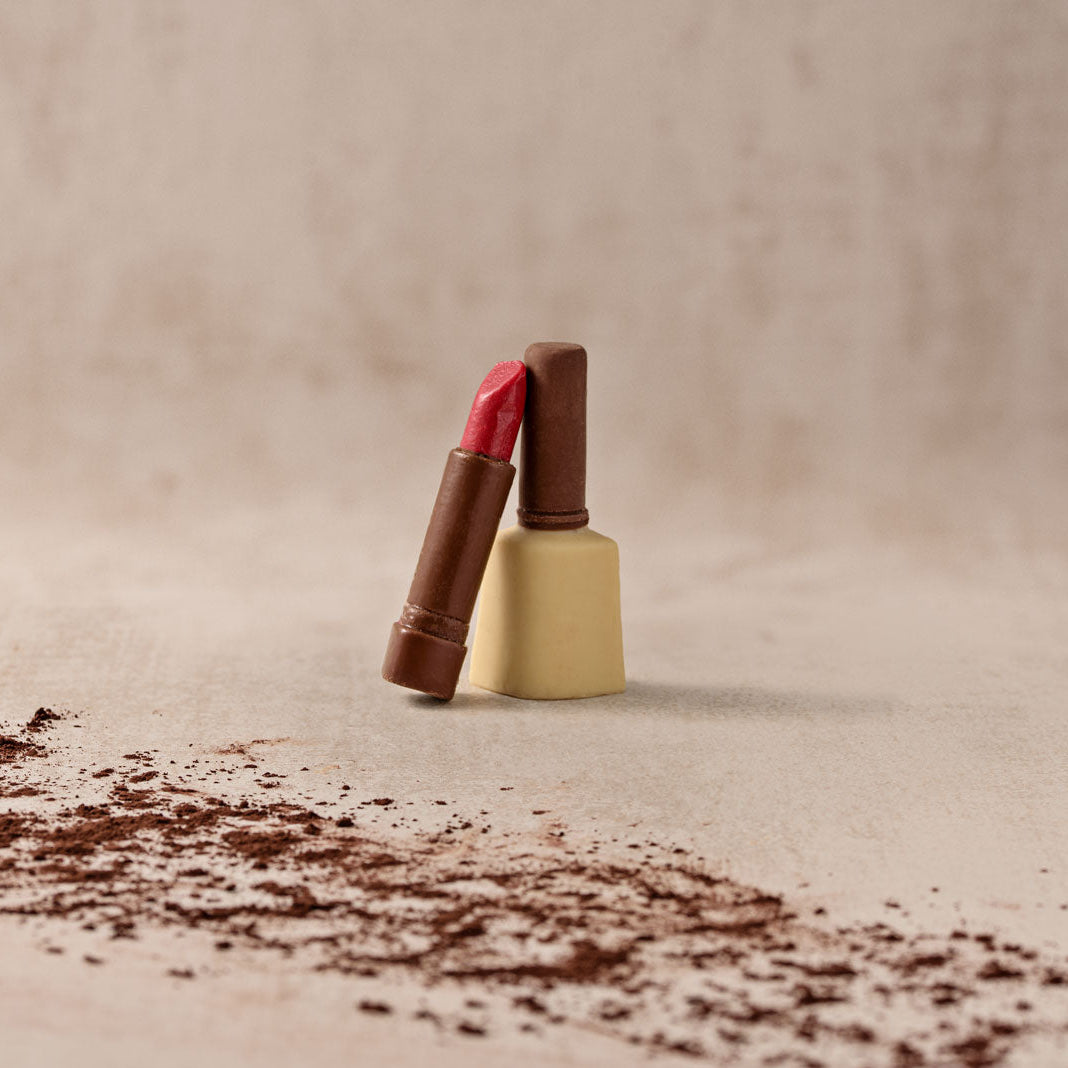Lippenstift rot aus Zartbitter und Vollmilch Schokolade und Nagellack aus Weiße und Vollmilch Schokolade