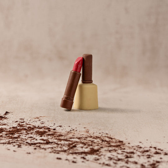 Lippenstift rot aus Zartbitter und Vollmilch Schokolade und Nagellack aus Weiße und Vollmilch Schokolade