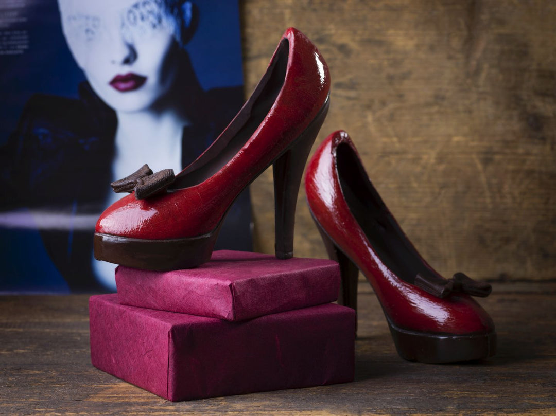 Roter High Heel aus Zartbitterschokolade mit Schleife und hohem Absatz