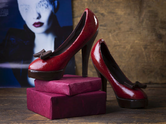 Roter High Heel aus Zartbitterschokolade mit Schleife und hohem Absatz