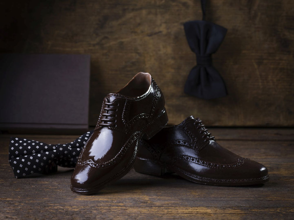 Herren-Schnürschuh aus Zartbitterschokolade mit feinem Lochmuster