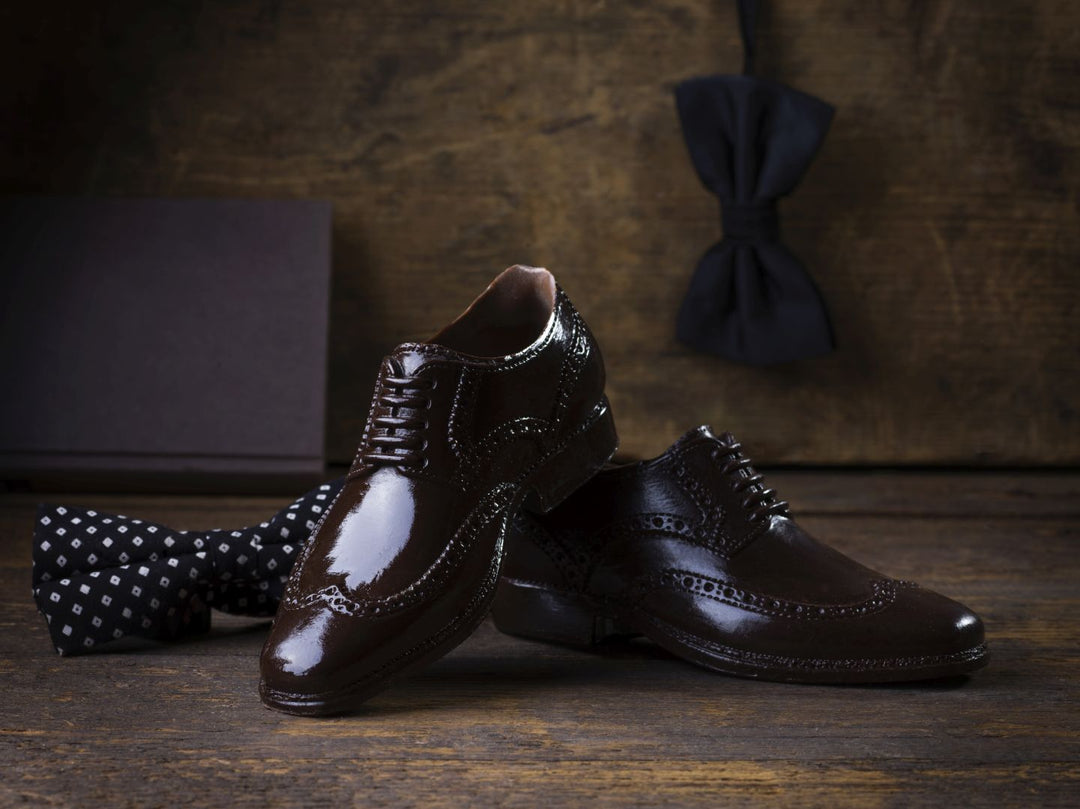Herren-Schnürschuh aus Zartbitterschokolade mit feinem Lochmuster