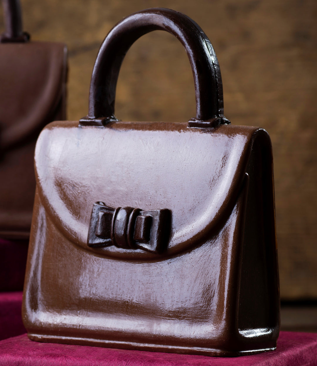Handtasche Vanity aus Schokolade mit einem Henkel und verziertem Verschluss