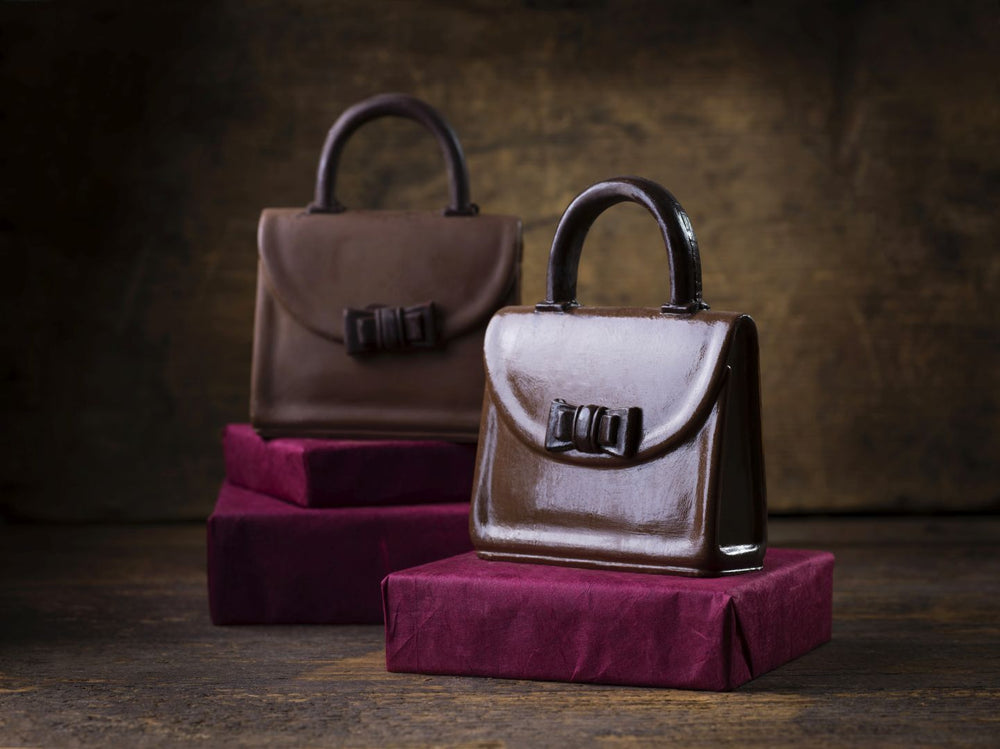 Handtasche Vanity aus Schokolade mit einem Henkel und verziertem Verschluss