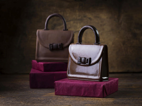Handtasche Vanity aus Schokolade mit einem Henkel und verziertem Verschluss