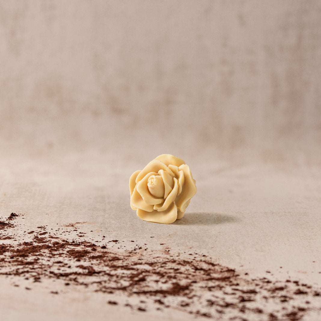 Realistische rose aus weiße schokoalde
