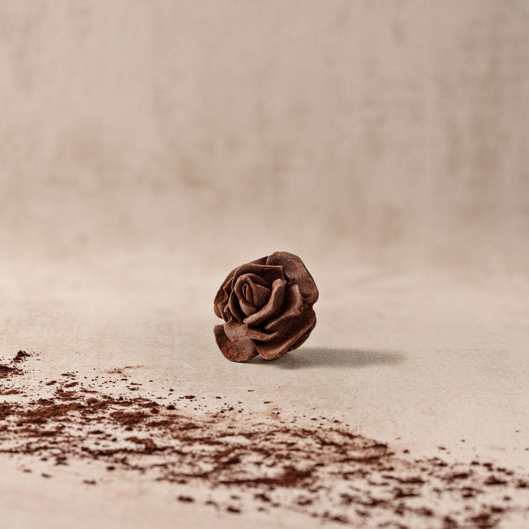 Realistische rose aus zartbitter schokoalde