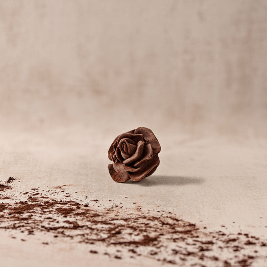 Realistische rose aus zartbitter schokoalde