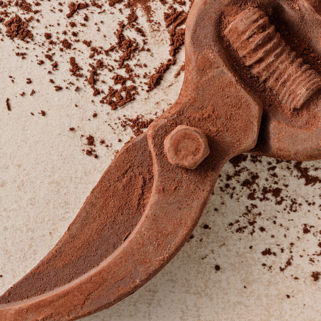 Rosenschere-aus-zartbitter-schokoalde-detail