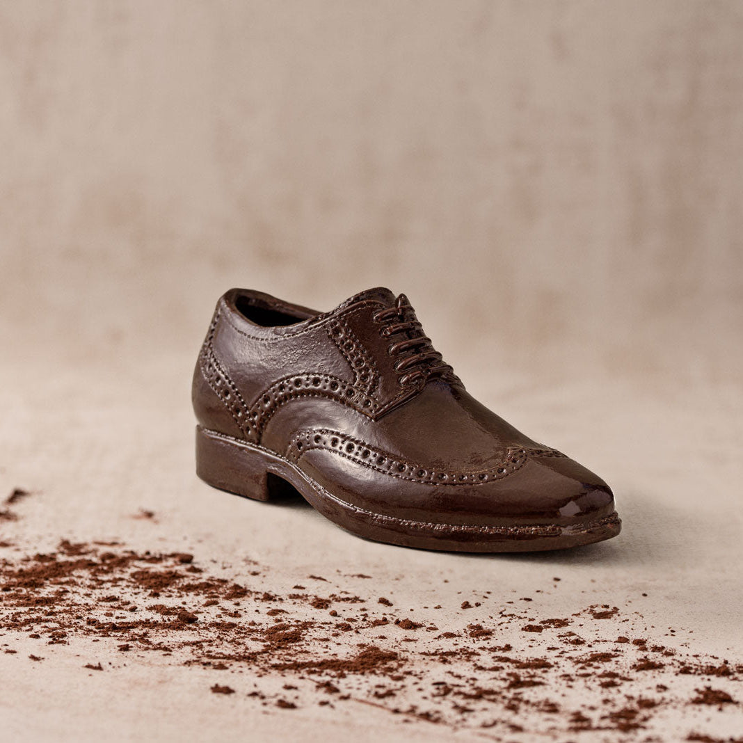 Herren-Schnürschuh aus Zartbitterschokolade mit feinem Lochmuster