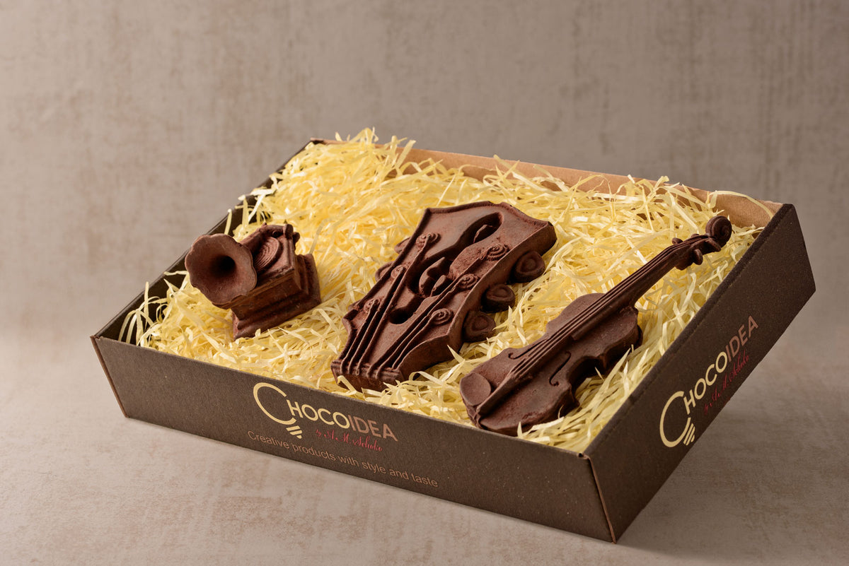 Set-aus-schokolade-musiker-violine-grammophon-gitarrengrif-zartbitter-schokolade