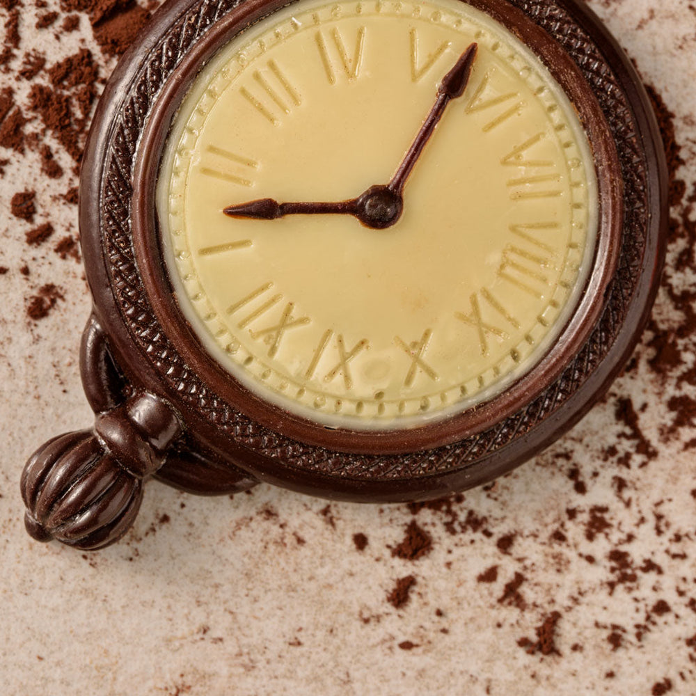 Taschenuhr-aus-weisse-und-vollmilch-schokolade-detail