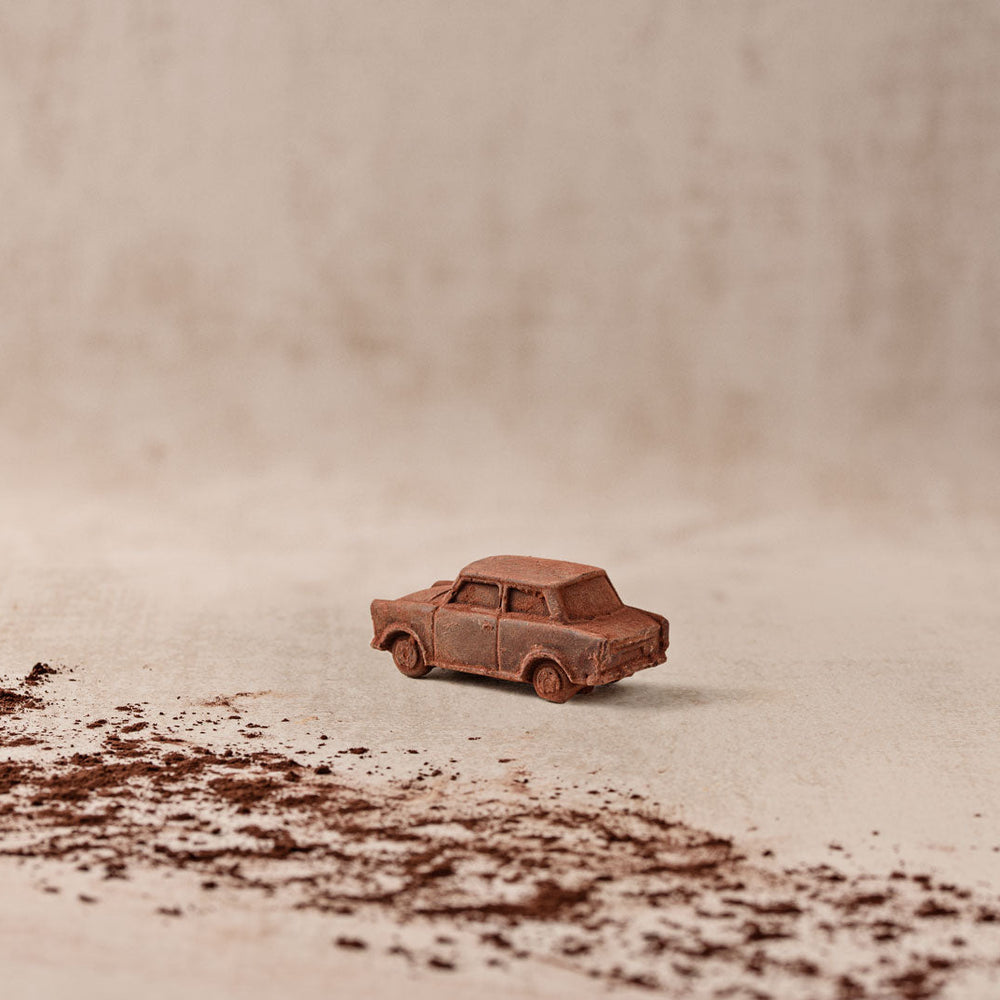 Trabant aus Zartbitter Schokolade  detail